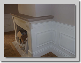 Διακόσμηση τζακιού με γύψινες κορνίζες στην εταζέρα