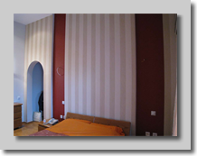 Επένδυση τοίχου με γυψοσανίδα και εσοχές για τοποθέτηση φωτιστικών.