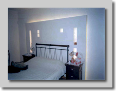 Μερική επένδυση τοίχου με γυψοσανίδα και κρυφό φωτισμό στις ακμές του 