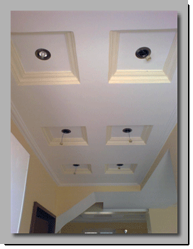 Γύψινα φατνώματα κλειστά σε ψευδοροφή γυψοσανίδας διακοσμημένα με σποτ