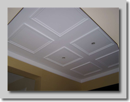 Γύψινα τακάκια τοποθετημένα σε τετράγωνα σχήματα για τοποθέτηση των σποτ