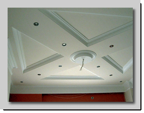 Γύψινη κορνίζα περιμετρικά των δοκαριών γυψοσανίδας