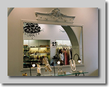 Γύψινη κορνίζα περιμετρικά του καθρέφτη