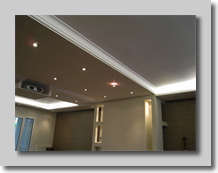 Γύψινη κορνίζα στο τελείωμα της ψευδοροφής 