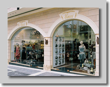 Γύψινη κορνίζα σε σχήμα έλλειψης περιμετρικά της τζαμαρίας 