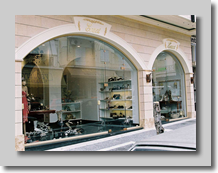 Γύψινη κορνίζα σε σχήμα έλλειψης περιμετρικά της τζαμαρίας 