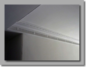 Γύψινη σκαλιστη κορνίζα περιμετρικά του χώρου