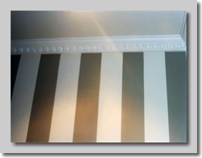 Γύψινη σκαλιστή κορνίζα σε ψευδοροφή γυψοσανίδας