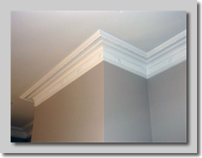 Γύψινη σκαλιστή κορνίζα σε ψευδοροφή γυψοσανίδας 