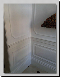 Γύψινο πασαμέντο στην μέση του τοίχου με γύψινο πανό στο επάνω μέρος του.