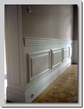 Γύψινο πασαμέντο και σοφατεπί και παραλληλόγραμοι γύψινοι ταμπλάδες ανάμεσά τους