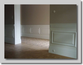 Γύψινοι διακοσμητικοί ταμπλάδες περιμετρικά του χώρου 