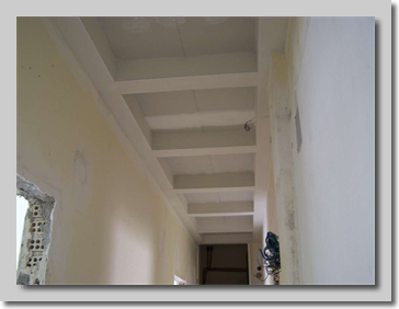 Κατασκευή ψευδοροφής και πρόσθετα διακοσμητικά δοκάρια με γυψοσανίδα.