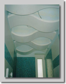 Κυματοειδής ψευδοροφή με κρυφό φωτισμό στο τελείωμα των κυμάτων.