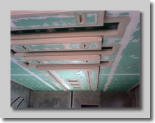 Ψευδοροφή με γυψοσανίδα και κρεμαστά στοιχεία γυψοσανίδας για δημιουργία κρυφού φωτισμού