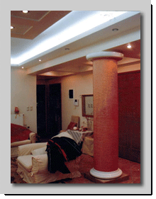 Κρυφος φωτισμός απο γυψοσανίδα περιμετρικά του σαλονιού.