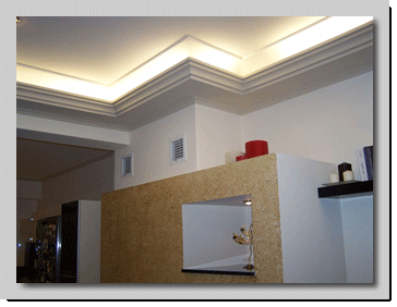 Άποψη του κρυφού φωτισμού στην πλευρά του τζακιού.