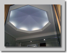 Γύψινος θόλος σε σχήμα οκτάγωνο με κρυφό φωτισμό στο τελείωμά του 