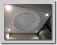 Ψευδοροφή γυψοσανίδας με στρογγυλή εσοχή και γύψινη κορνίζα 