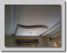 Ψευδοροφή γυψοσανίδας σε σχήμα S και γύψινη κορνίζα στο τελέίωμά της