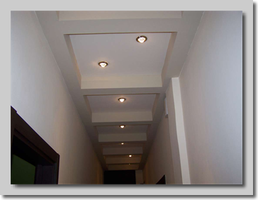 Ψευδοροφή γυψοσανίδας και πρόσθετα διακοσμητικά δοκάρια με γυψοσανίδα.