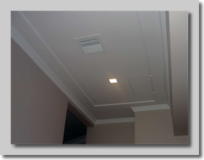 Ψευδοροφή απο γυψοσανίδα με γύψινο σποτ και σκαλιστή γύψινη κορνίζα στο τελείωμα της