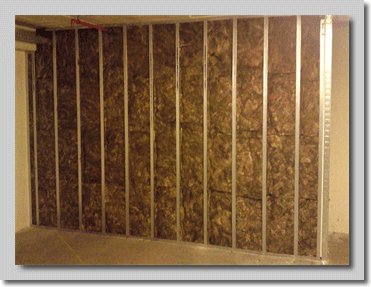 Τοποθέτηση πετροβάμβακα ανάμεσα στις γυψοσανίδες για ενίσχυση της ηχομόνωσης